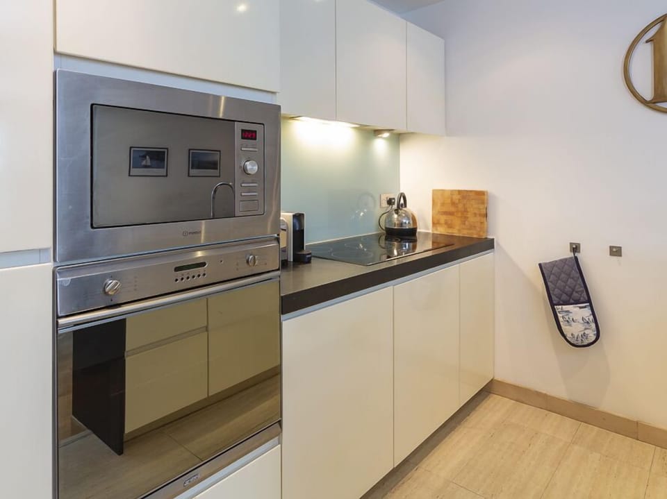 Cottage | Private kitchen | Stovetop, dishwasher, highchair, cookware/dishes/utensils