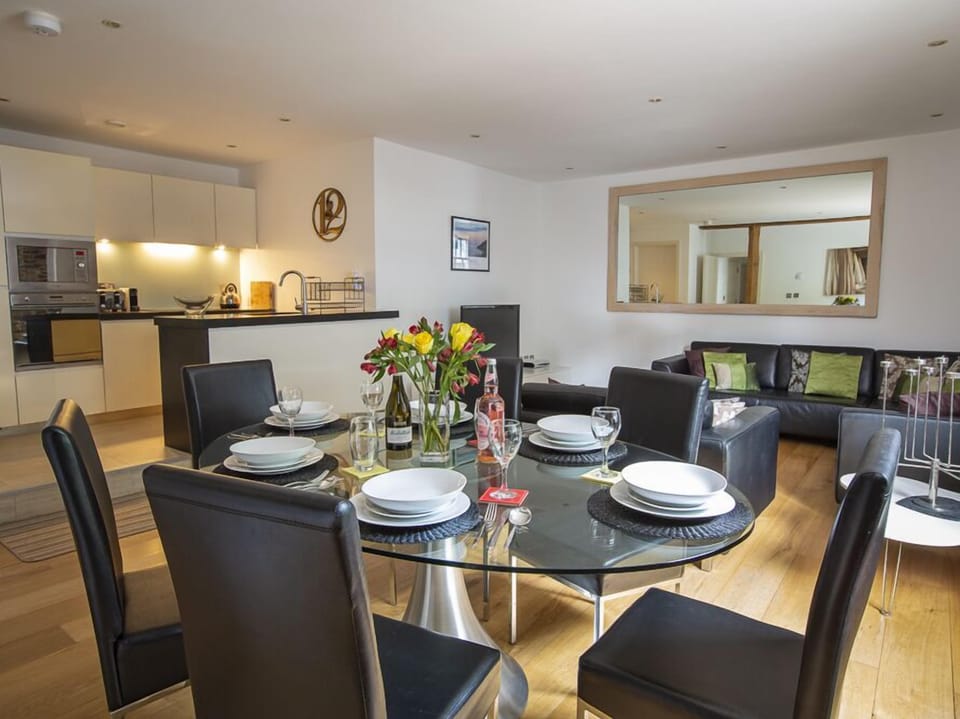 Cottage | Private kitchen | Stovetop, dishwasher, highchair, cookware/dishes/utensils