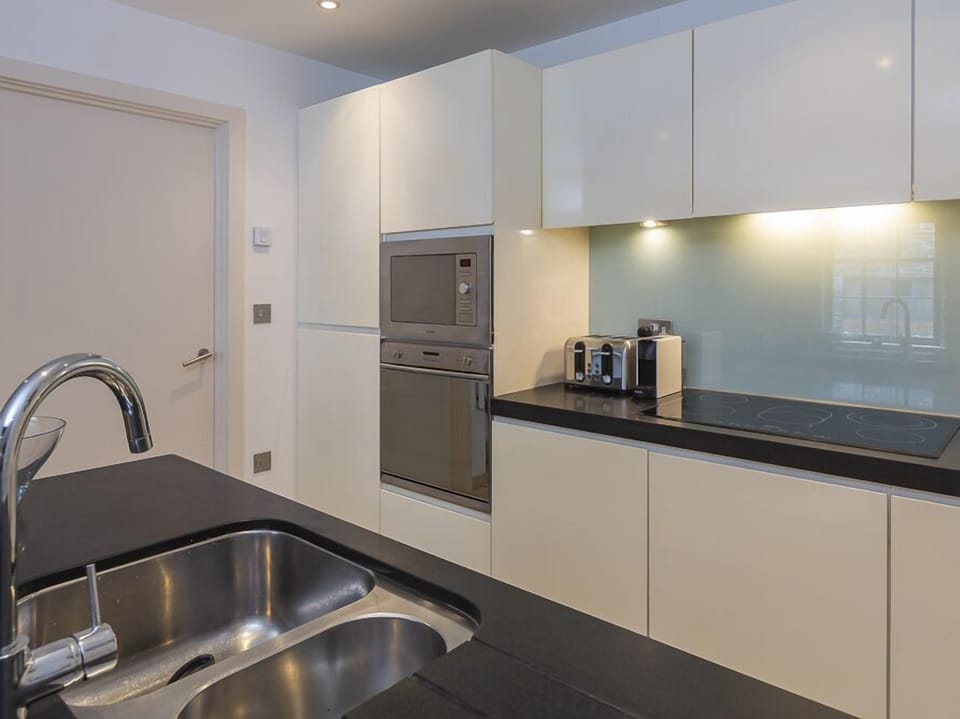 Cottage | Private kitchen | Stovetop, dishwasher, highchair, cookware/dishes/utensils
