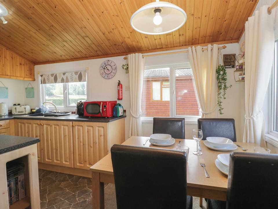 Cottage | Dining