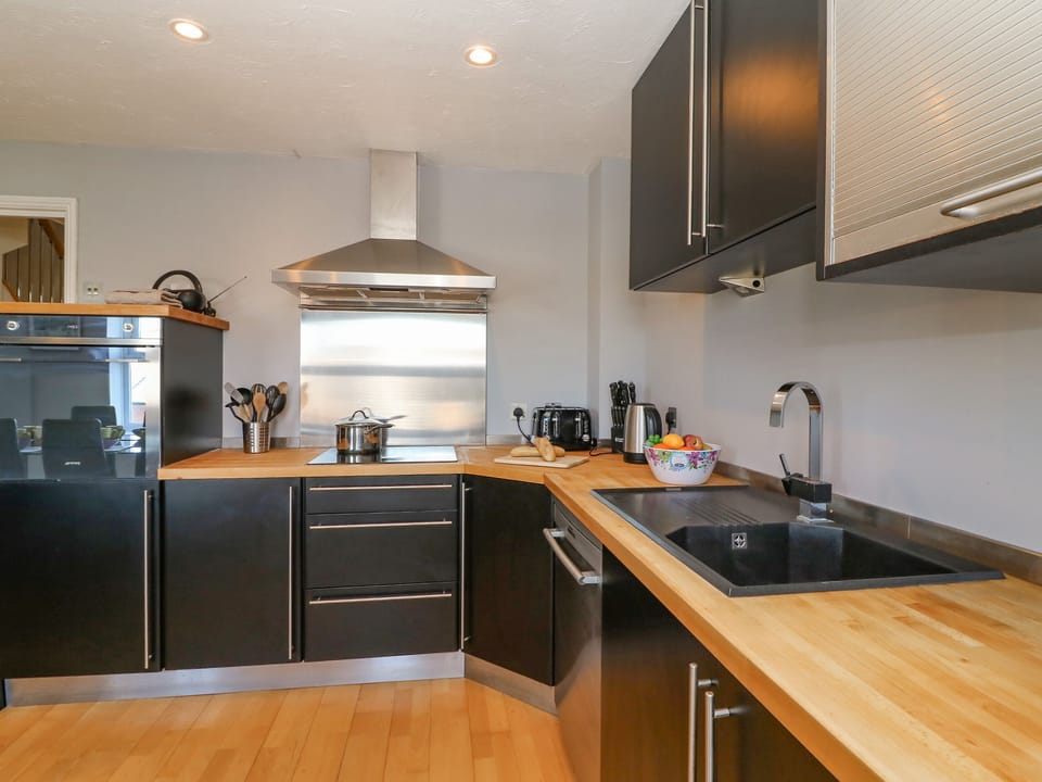 Cottage | Private kitchen | Dishwasher, highchair, cookware/dishes/utensils