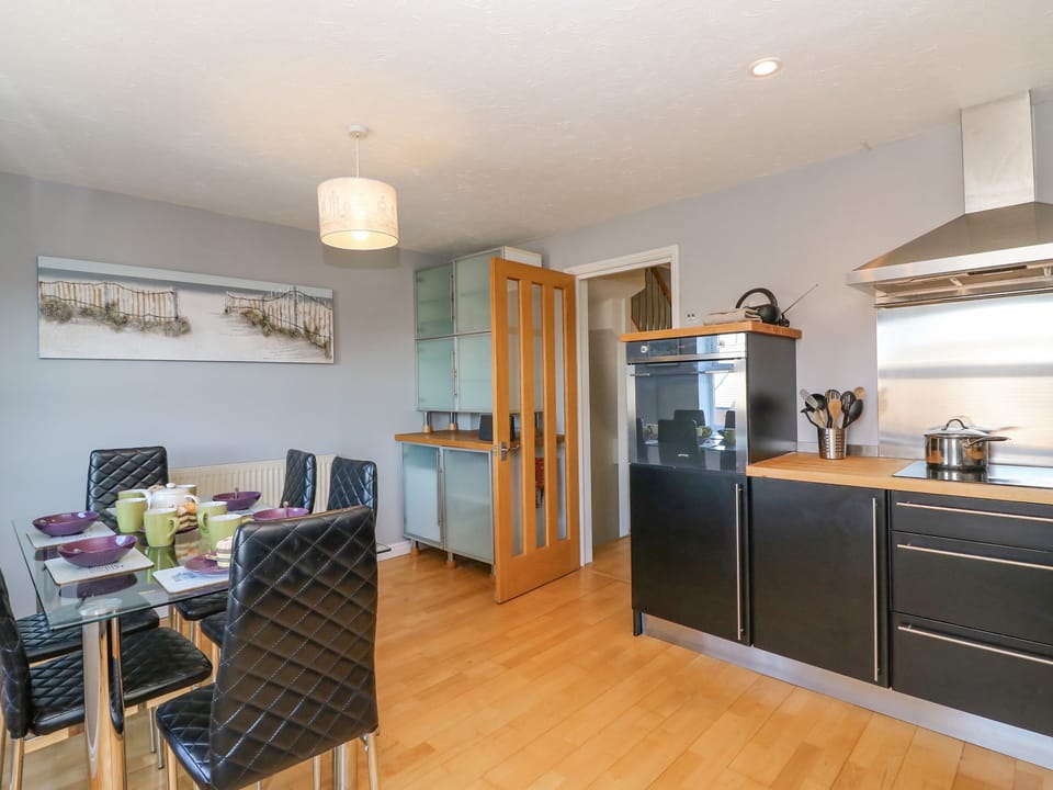 Cottage | Private kitchen | Dishwasher, highchair, cookware/dishes/utensils