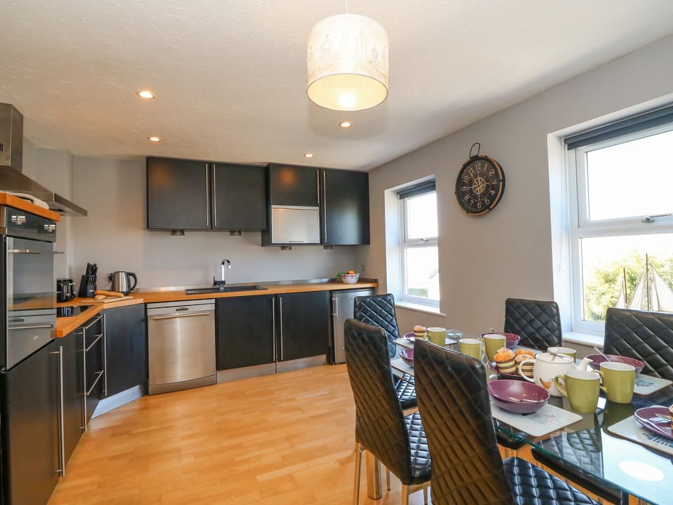 Cottage | Private kitchen | Dishwasher, highchair, cookware/dishes/utensils