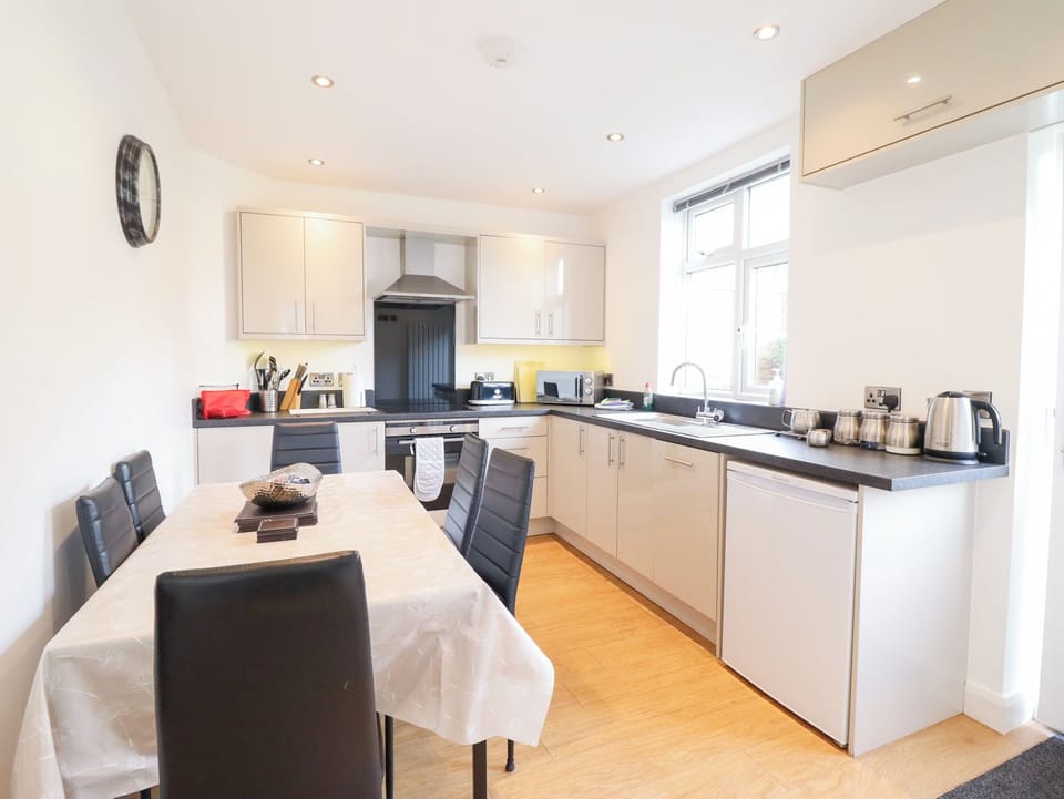 Cottage | Private kitchen | Electric kettle, toaster, highchair, cookware/dishes/utensils