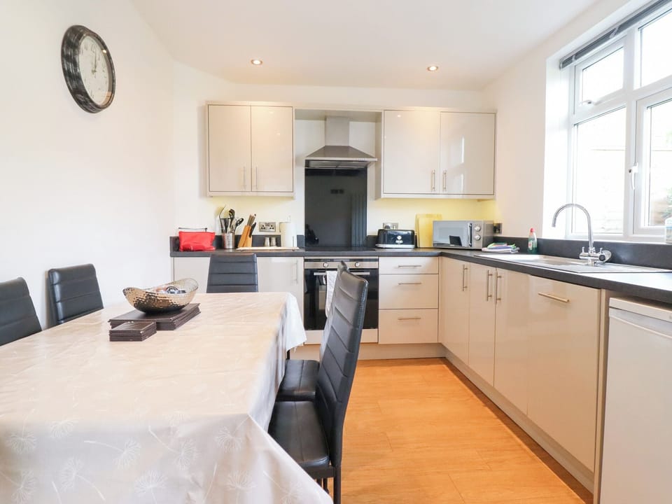 Cottage | Private kitchen | Electric kettle, toaster, highchair, cookware/dishes/utensils