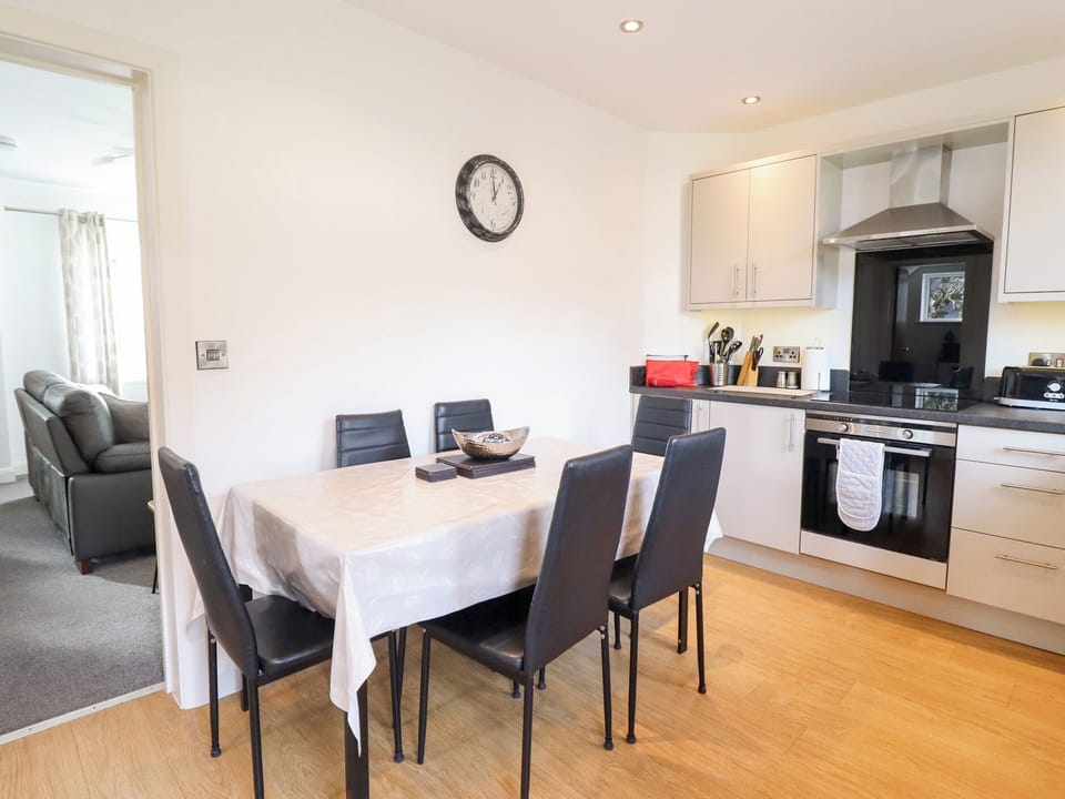 Cottage | Dining