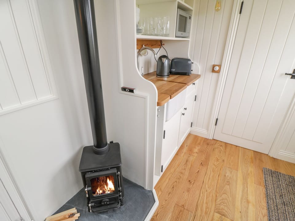 Cottage | Private kitchen | Fridge, microwave, stovetop, cookware/dishes/utensils