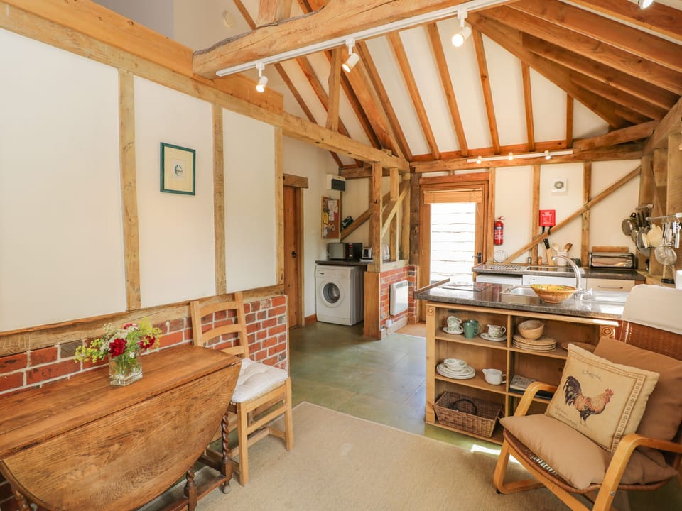 Cottage | Private kitchen | Stovetop, dishwasher, cookware/dishes/utensils