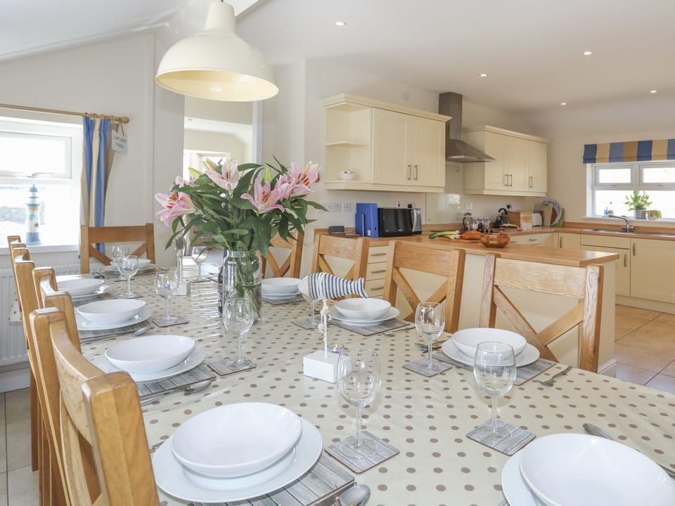 Cottage | Dining