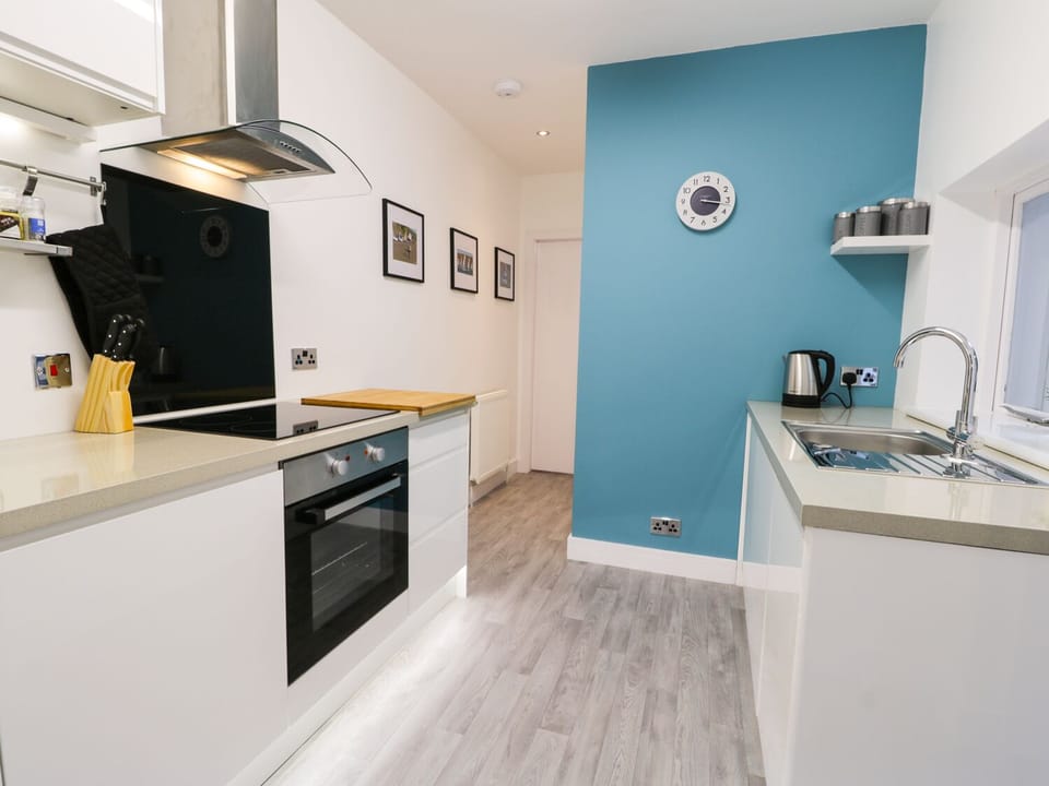 Cottage | Private kitchen | Fridge, microwave, stovetop, dishwasher