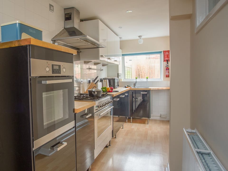 Cottage | Private kitchen | Microwave, stovetop, dishwasher, cookware/dishes/utensils