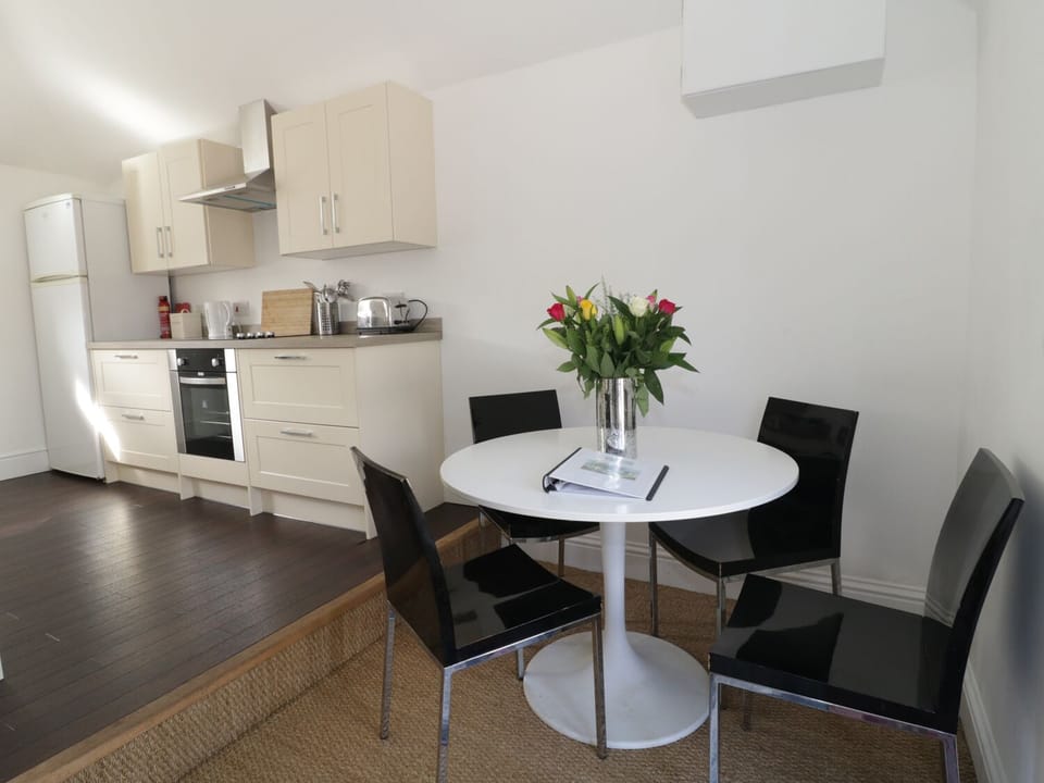 Cottage | Dining