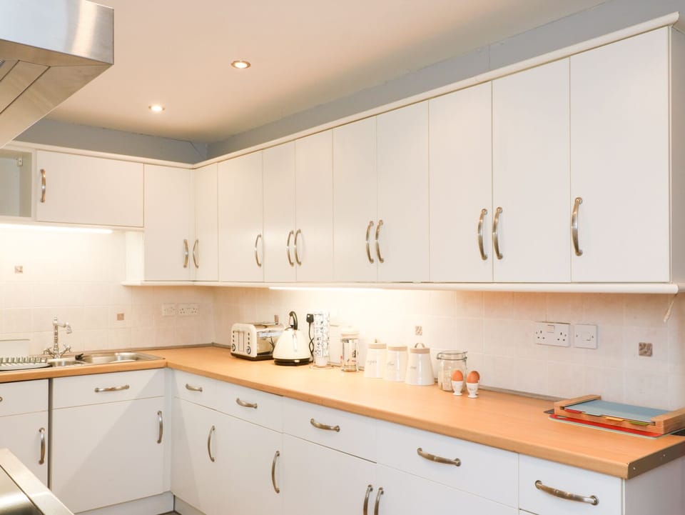 Cottage | Private kitchen | Fridge, stovetop, dishwasher, electric kettle