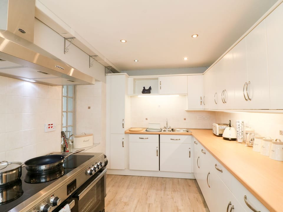 Cottage | Private kitchen | Fridge, stovetop, dishwasher, electric kettle