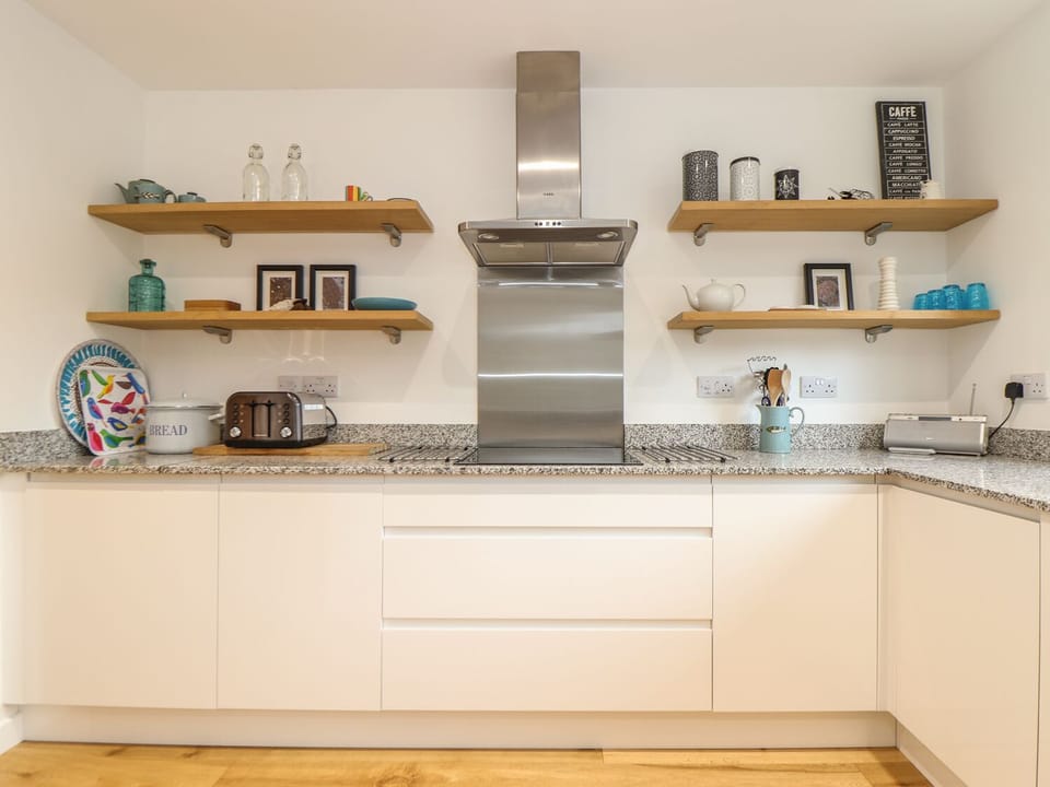 Cottage | Private kitchen | Dishwasher, highchair, cookware/dishes/utensils