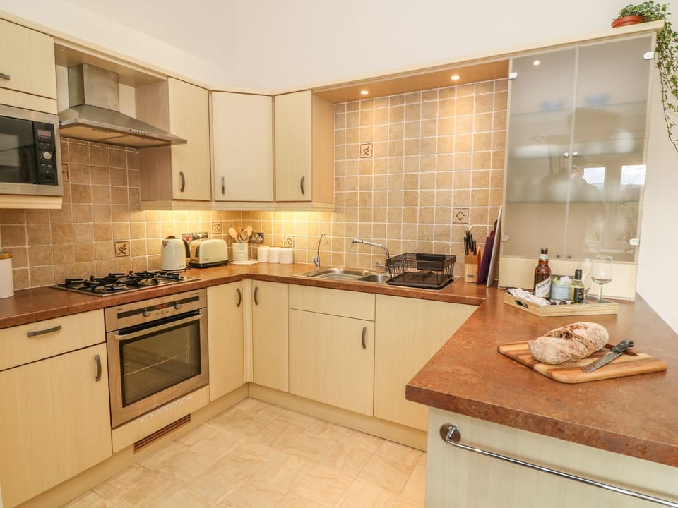 Cottage | Private kitchen | Fridge, microwave, stovetop, cookware/dishes/utensils