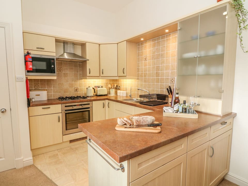 Cottage | Private kitchen | Fridge, microwave, stovetop, cookware/dishes/utensils