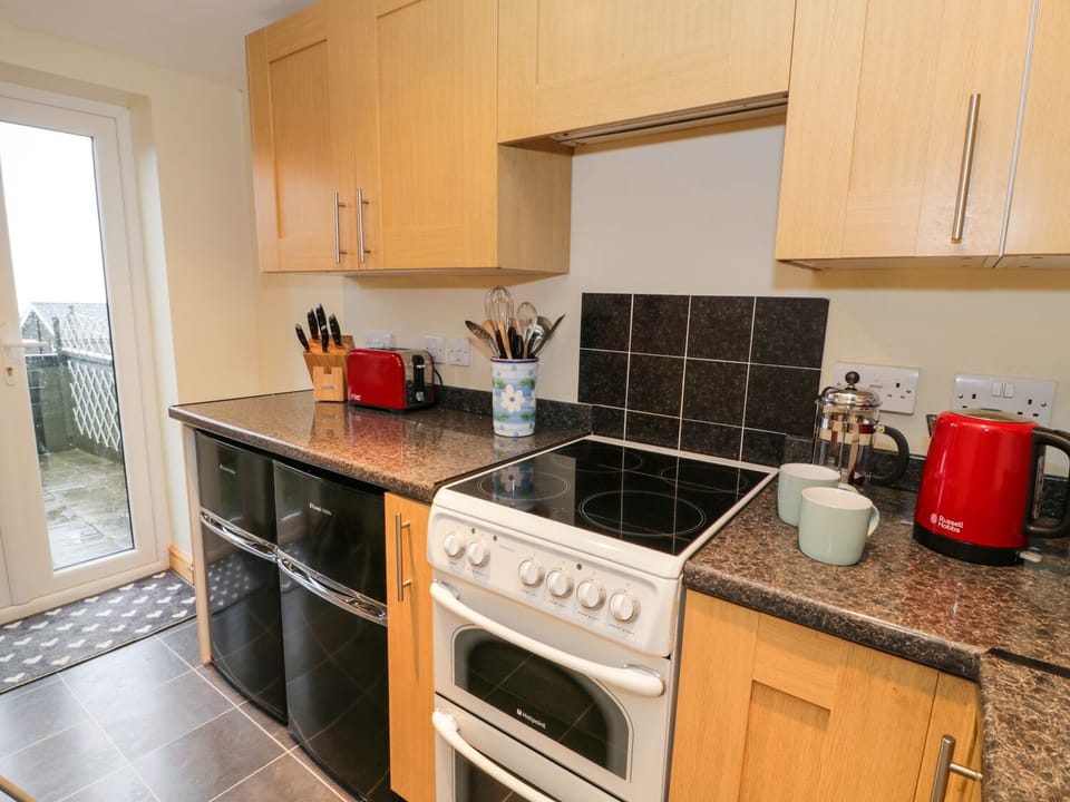 Cottage | Private kitchen | Stovetop, dishwasher, cookware/dishes/utensils