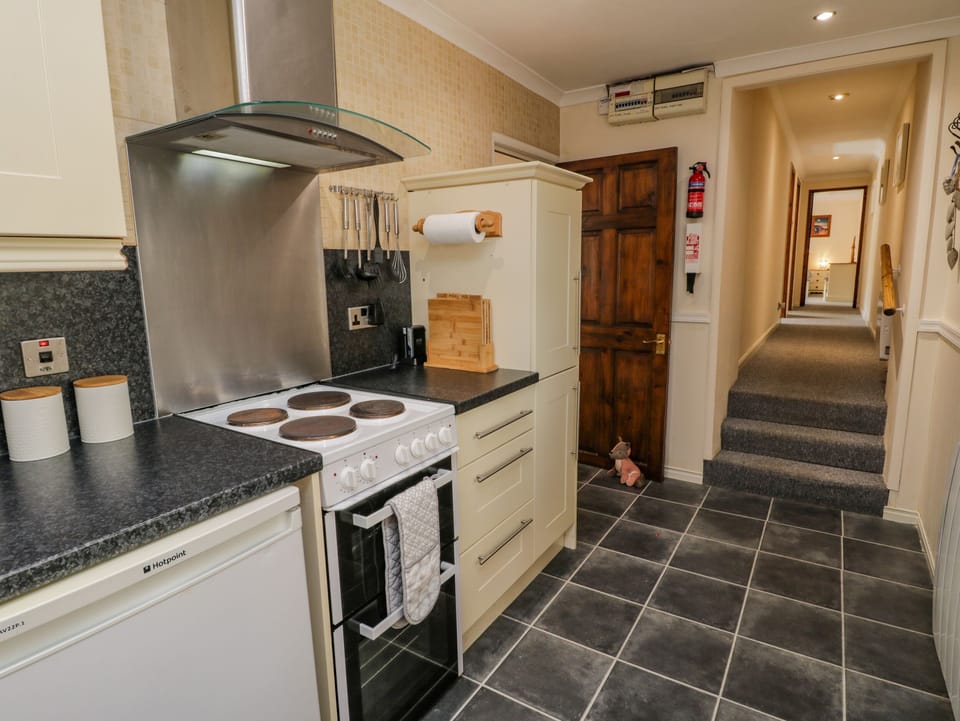 Cottage | Private kitchen | Fridge, microwave, stovetop, highchair