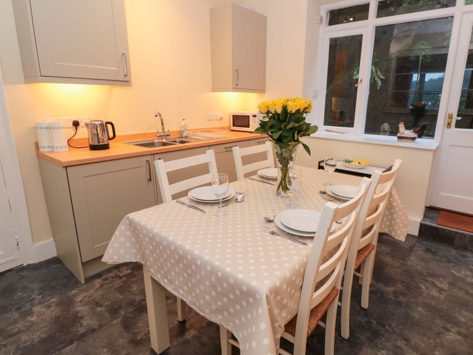 Cottage | Private kitchen | Stovetop, dishwasher, cookware/dishes/utensils