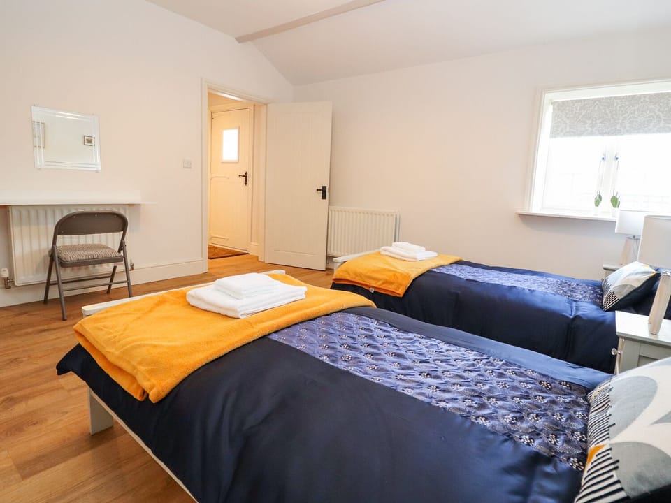 Cottage | 2 bedrooms, individually decorated, individually furnished, free WiFi