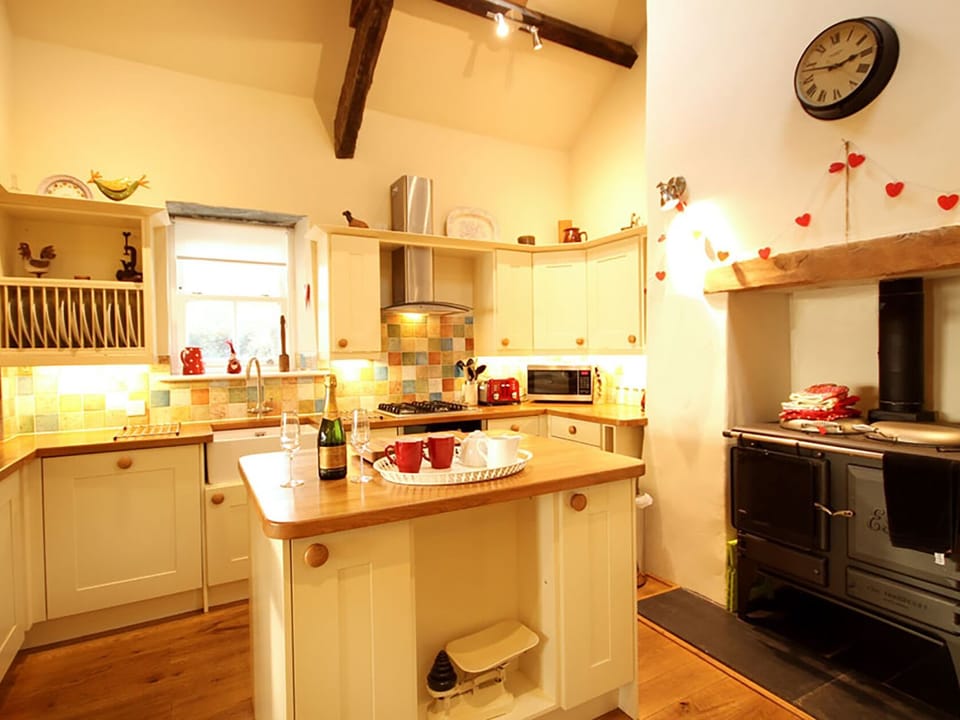 Cottage | Private kitchen | Dishwasher, highchair, cookware/dishes/utensils