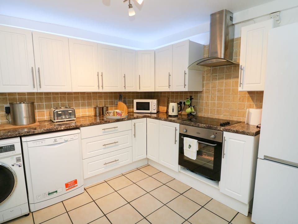 Cottage | Private kitchen | Microwave, stovetop, dishwasher, cookware/dishes/utensils