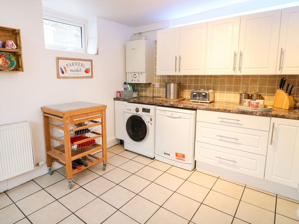 Cottage | Private kitchen | Microwave, stovetop, dishwasher, cookware/dishes/utensils