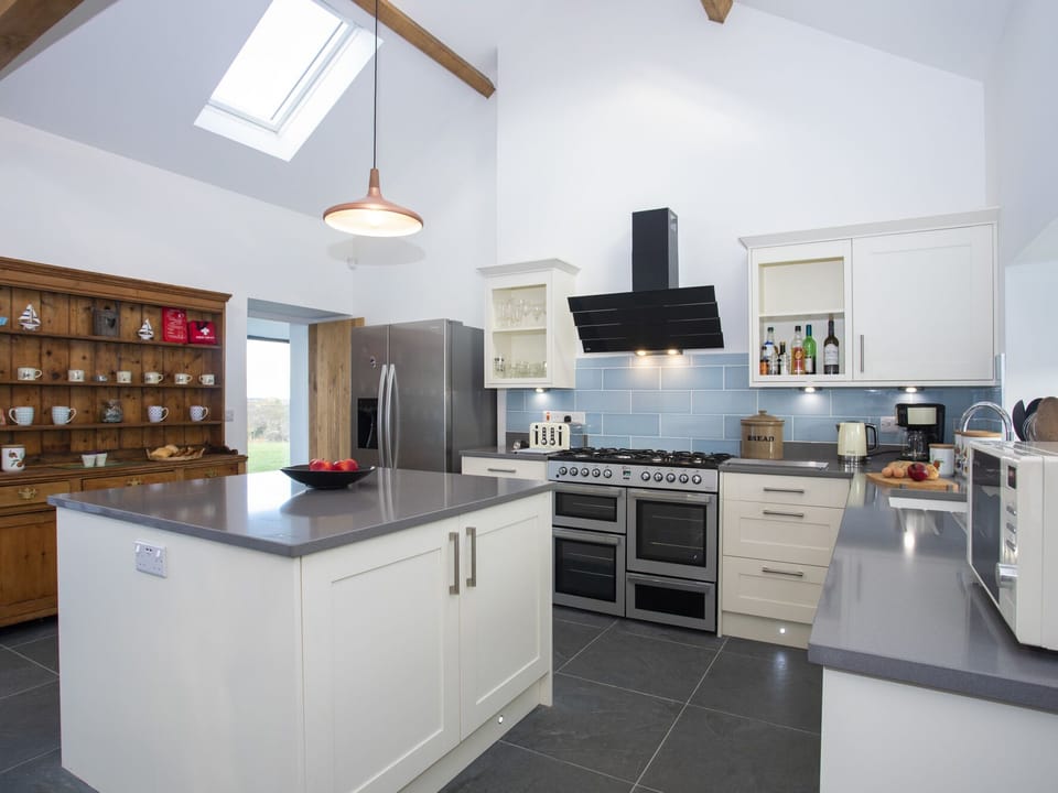 Cottage | Private kitchen | Dishwasher, cookware/dishes/utensils