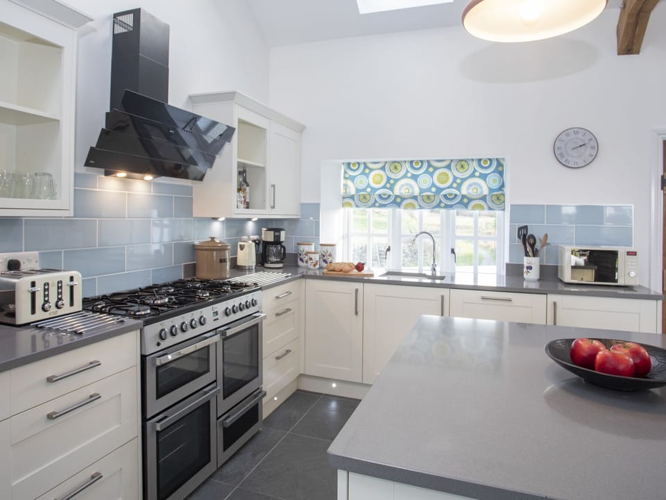 Cottage | Private kitchen | Dishwasher, cookware/dishes/utensils