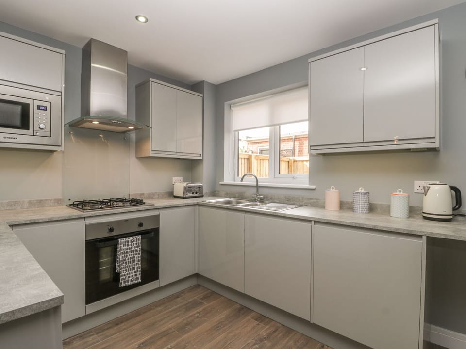 Cottage | Private kitchen | Microwave, stovetop, dishwasher, highchair