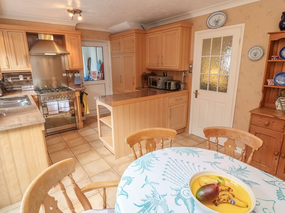Cottage | Private kitchen | Microwave, stovetop, dishwasher, highchair