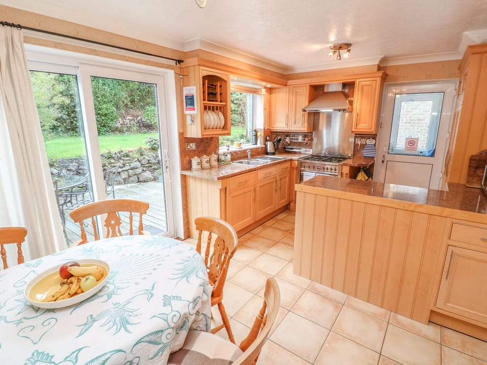 Cottage | Private kitchen | Microwave, stovetop, dishwasher, highchair