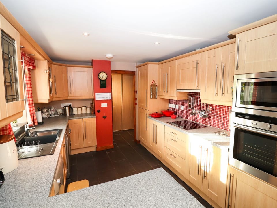 Cottage | Private kitchen | Stovetop, dishwasher, cookware/dishes/utensils