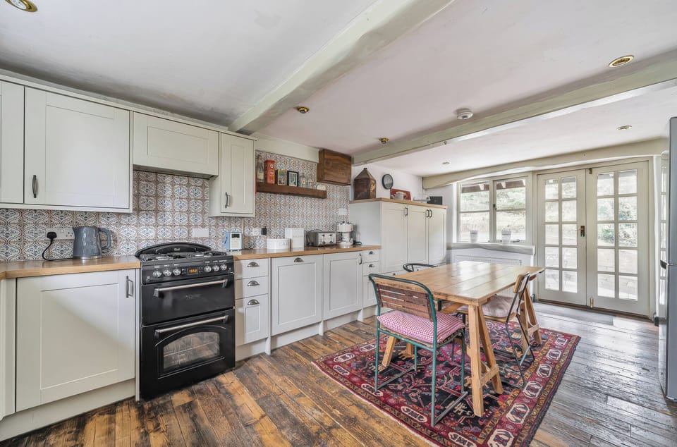 Cottage | Private kitchen | Dishwasher, electric kettle, toaster, cookware/dishes/utensils