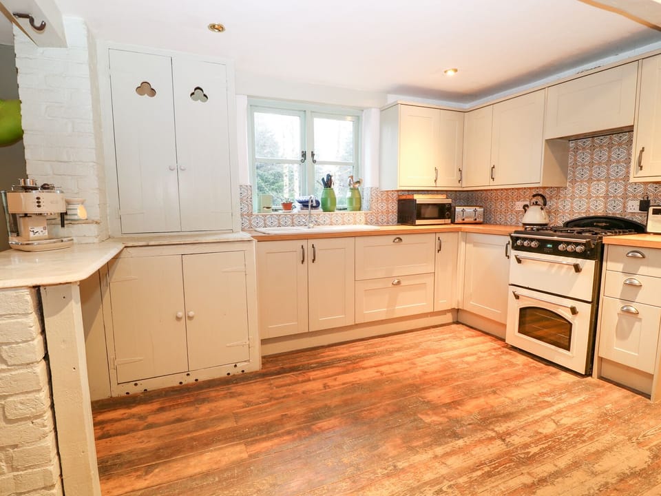 Cottage | Private kitchen | Dishwasher, electric kettle, toaster, cookware/dishes/utensils
