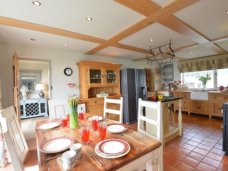 Cottage | Private kitchen | Dishwasher, cookware/dishes/utensils