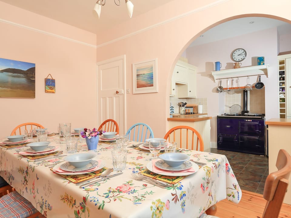 Cottage | Private kitchen | Microwave, stovetop, dishwasher, cookware/dishes/utensils