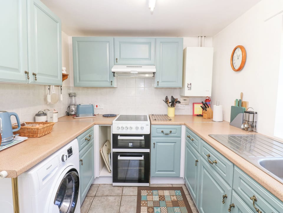 Cottage | Private kitchen | Microwave, stovetop, cookware/dishes/utensils