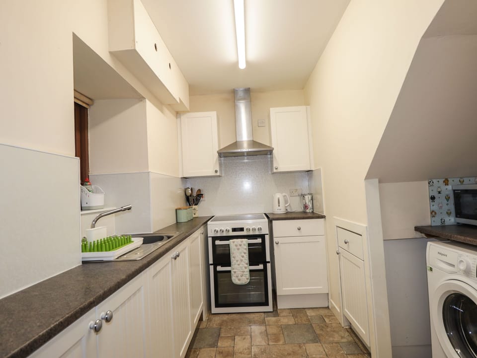 Cottage | Private kitchen | Fridge, microwave, stovetop, electric kettle