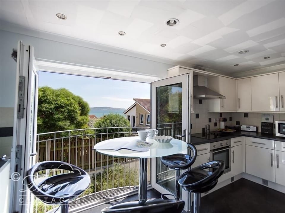 Cottage | Private kitchen | Stovetop, dishwasher, highchair, cookware/dishes/utensils
