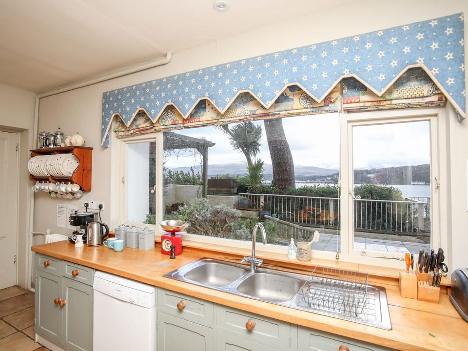 Cottage | Private kitchen | Microwave, stovetop, dishwasher, highchair