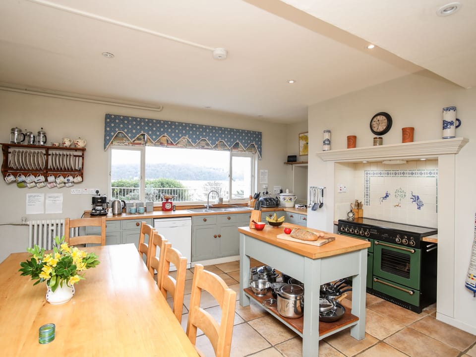 Cottage | Private kitchen | Microwave, stovetop, dishwasher, highchair
