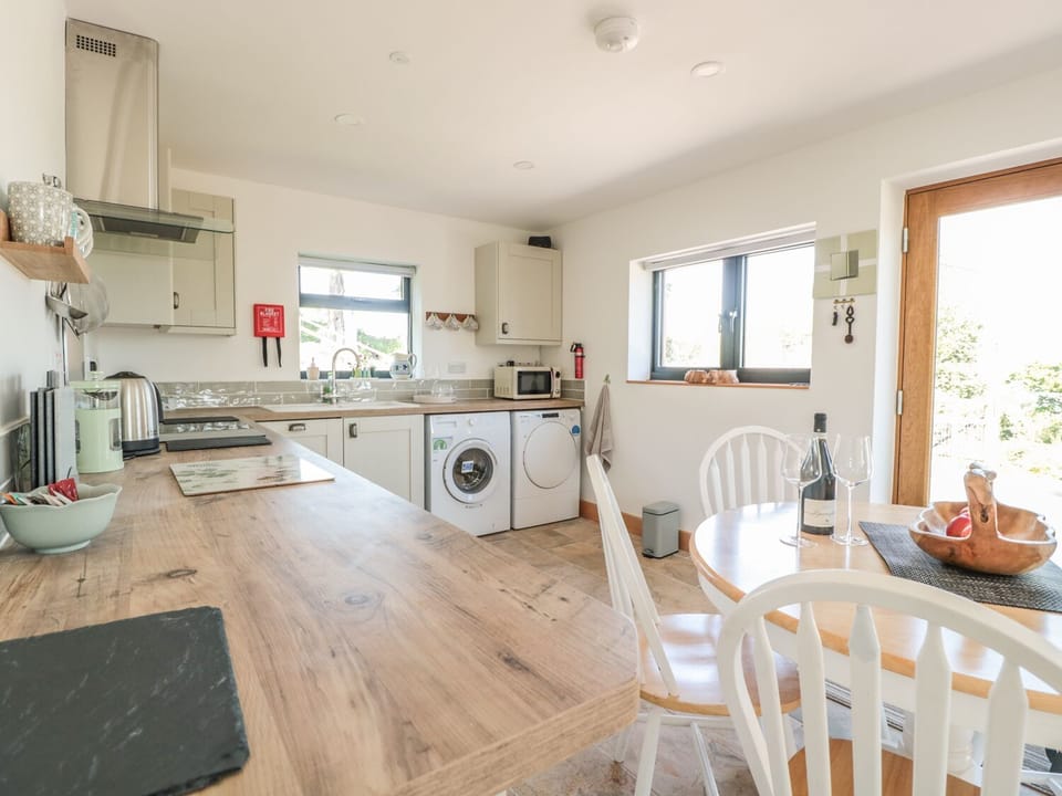 Cottage | Private kitchen | Stovetop, dishwasher, cookware/dishes/utensils