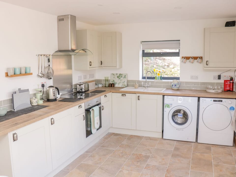 Cottage | Private kitchen | Stovetop, dishwasher, cookware/dishes/utensils