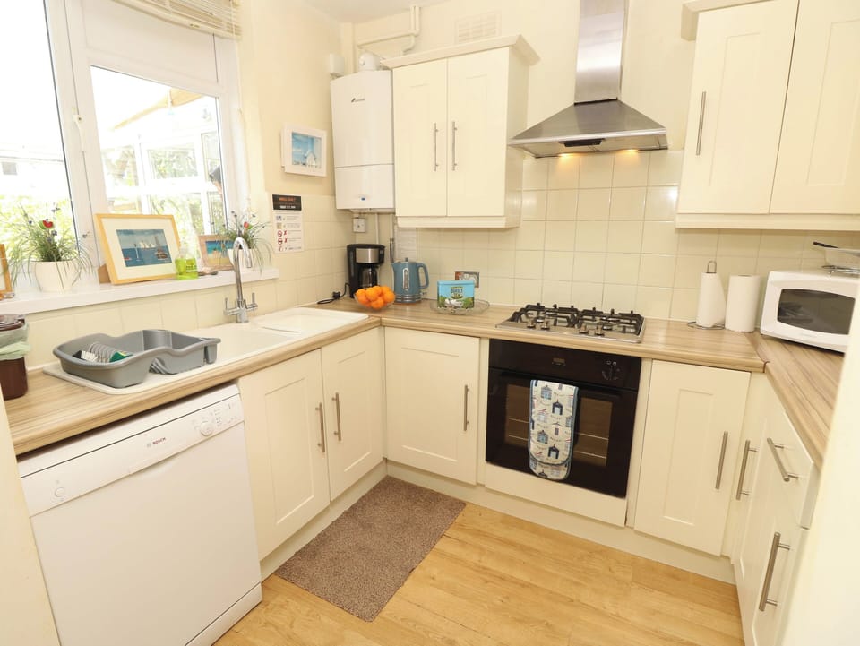 Cottage | Private kitchen | Fridge, dishwasher, highchair, cookware/dishes/utensils