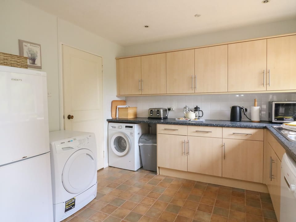 Cottage | Private kitchen | Dishwasher, cookware/dishes/utensils