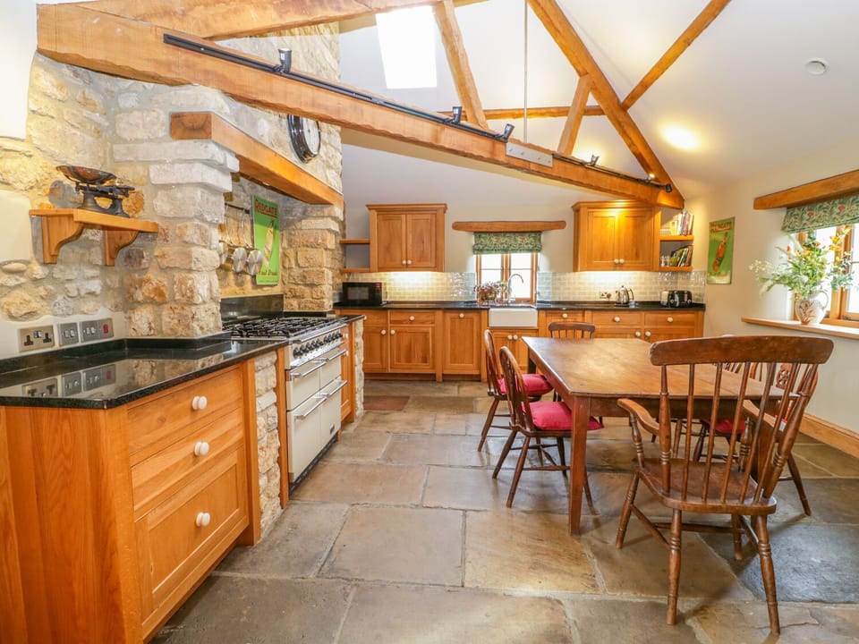 Cottage | Private kitchen | Fridge, stovetop, dishwasher, highchair