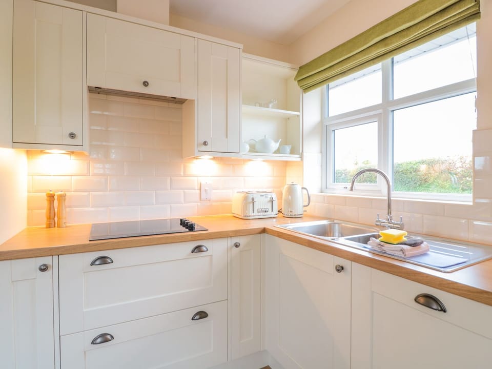 Cottage | Private kitchen | Dishwasher, cookware/dishes/utensils
