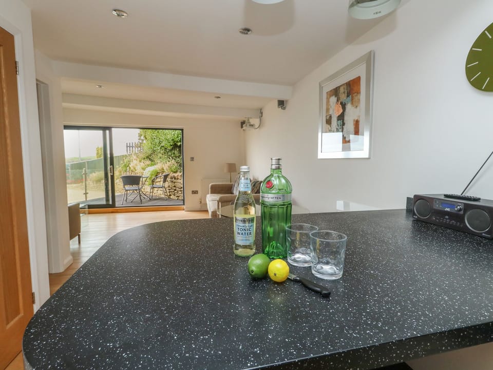 Cottage | Private kitchen | Dishwasher, cookware/dishes/utensils